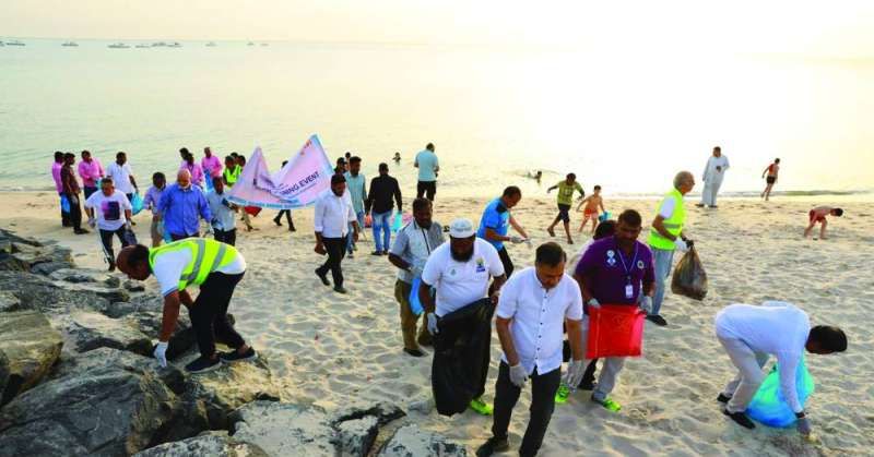السفارة الهندية تنظف شاطئ «بنيد القار» بمشاركة 400 متطوع