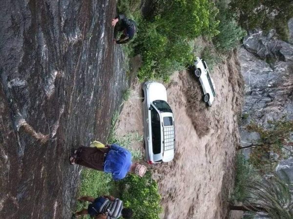 لحج.. سيول الأمطار تجرف 15 سيارة محملة بالركاب والخضروات في طور الباحة