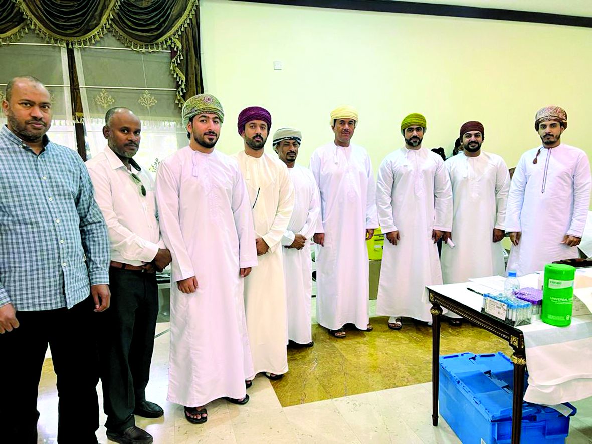 الدبلوماسيون العمانيون يتبرعون بالدم