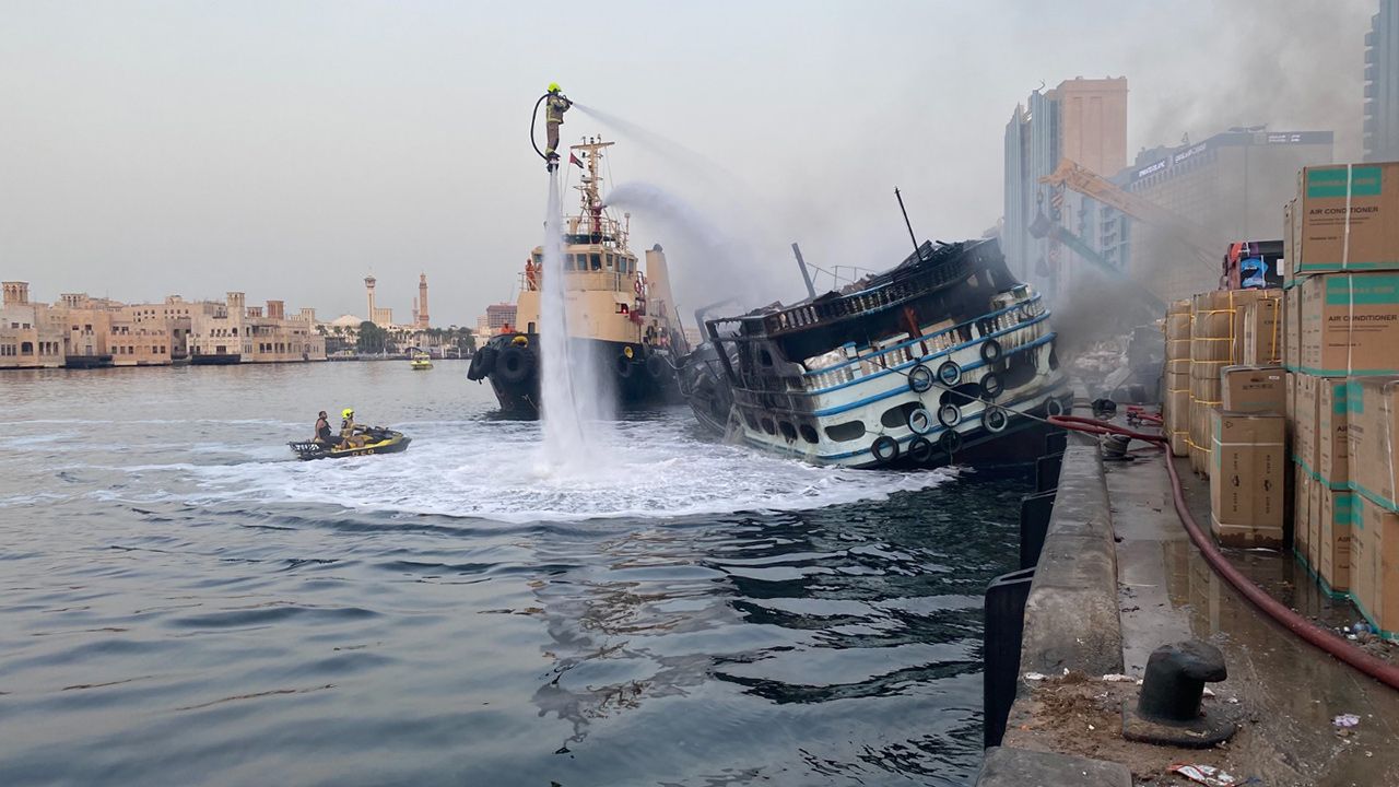 السيطرة على حريق قارب خشبي بدبي دون إصابات أو وفيات