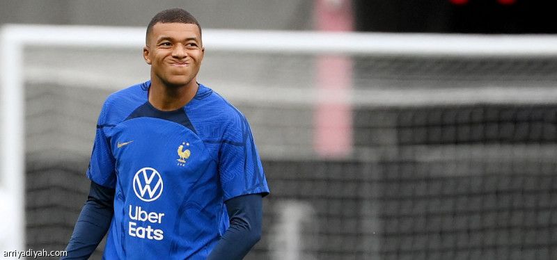 مبامبي يواصل الغموض.. ويترك الباب مفتوحا