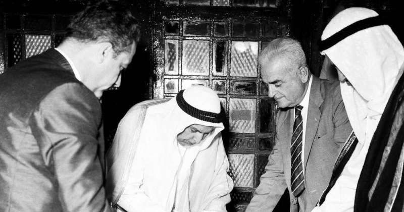 الشيخ عبدالله السالم خلال توقيع وثيقة الاستقلال