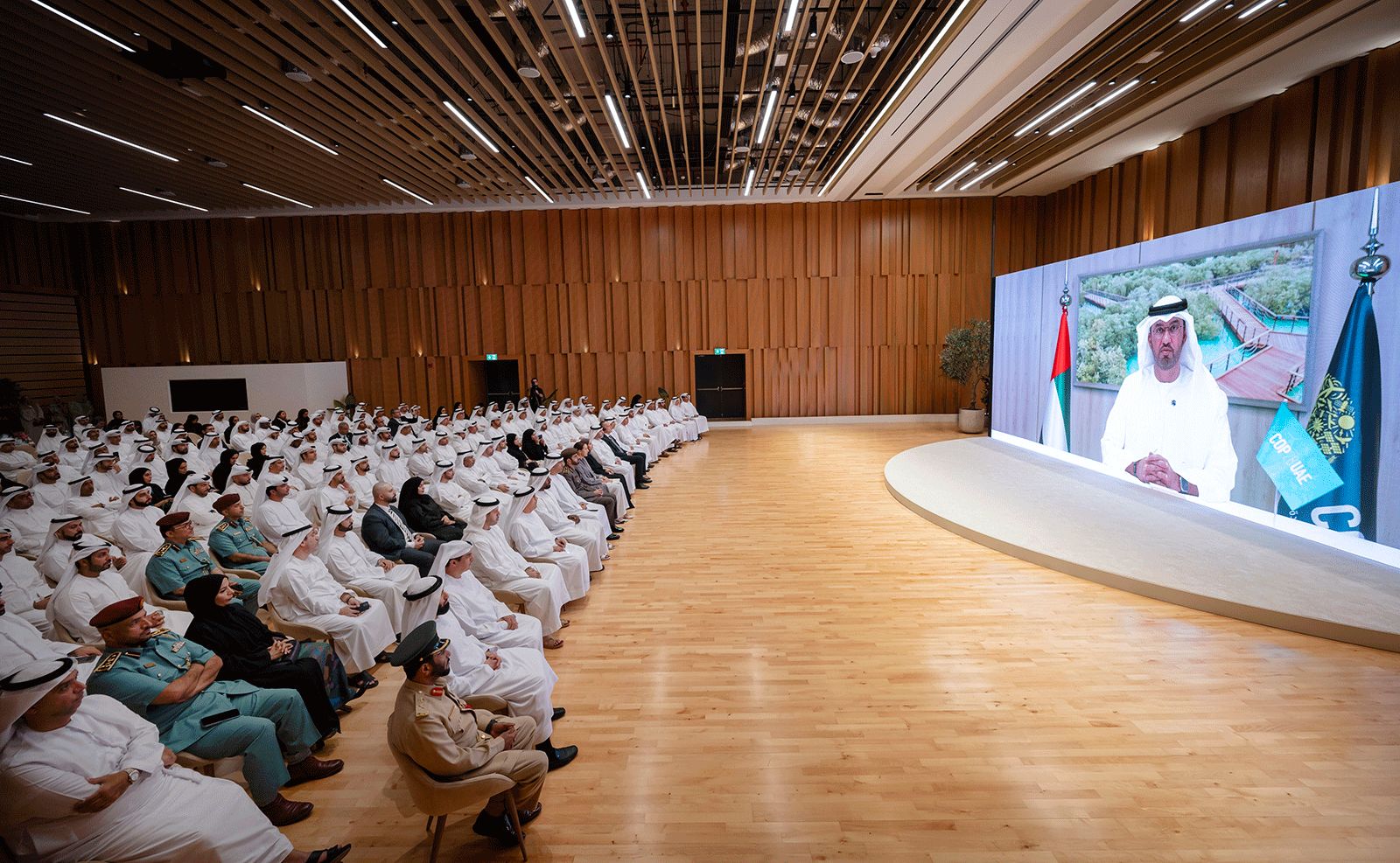 القيادات الحكومية تطلع على استعدادات استضافة" COP28"