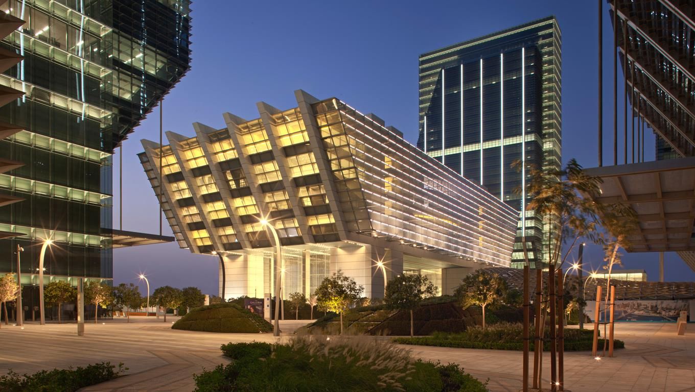 «أبوظبي العالمي» يغرم شركتين ومديرهما لمخالفة اللوائح