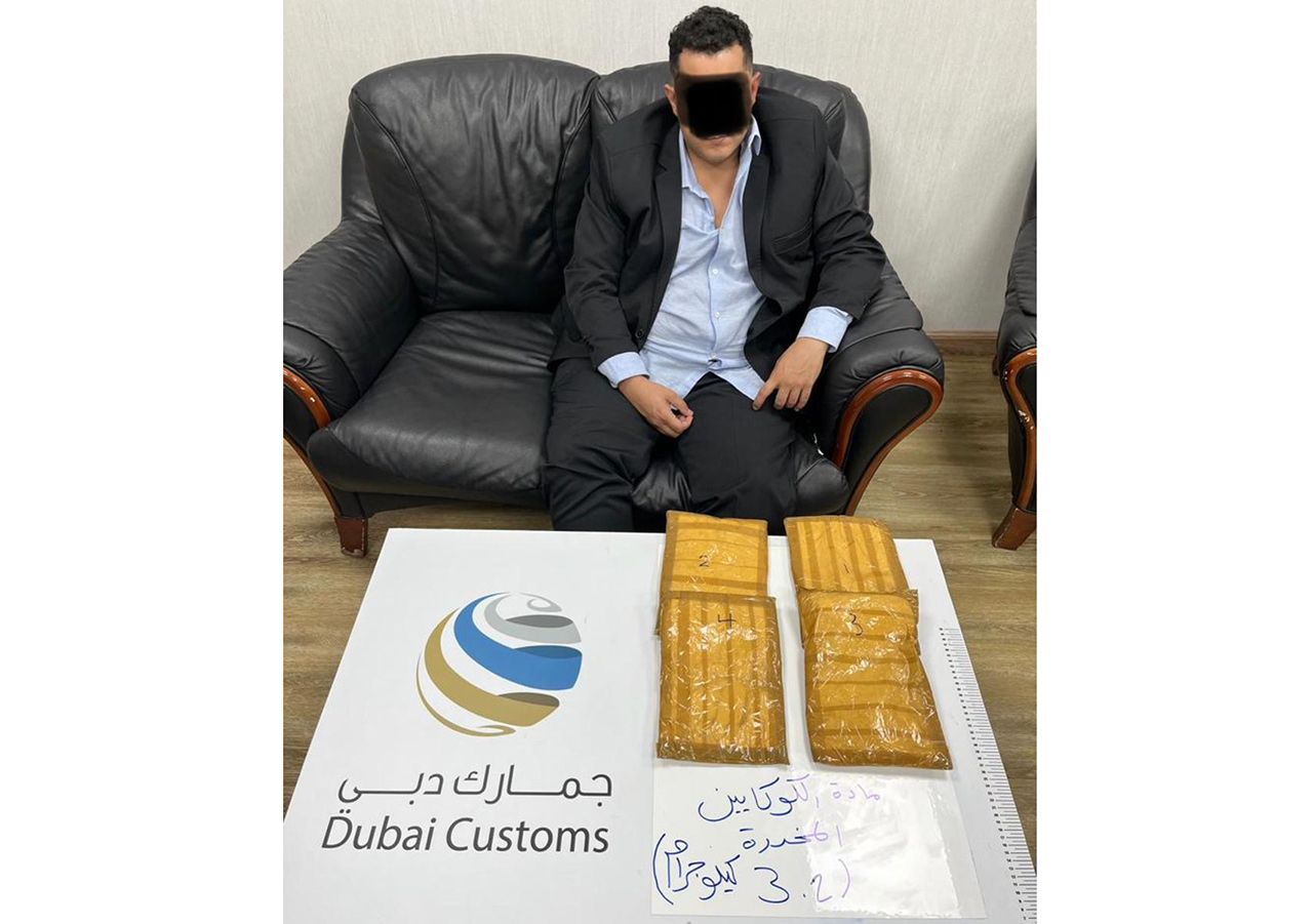 جمارك دبي تضبط 3.2 كيلو جرام كوكايين مع مسافر قادم من أمريكا اللاتينية