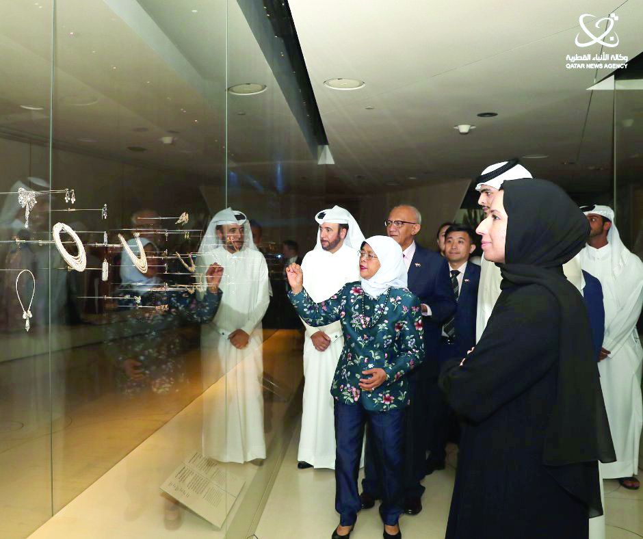 رئيسة سنغافورة تزور متحف قطر الوطني