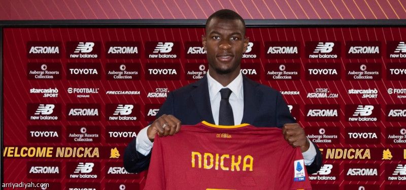 روما يضم مدافع أينتراخت