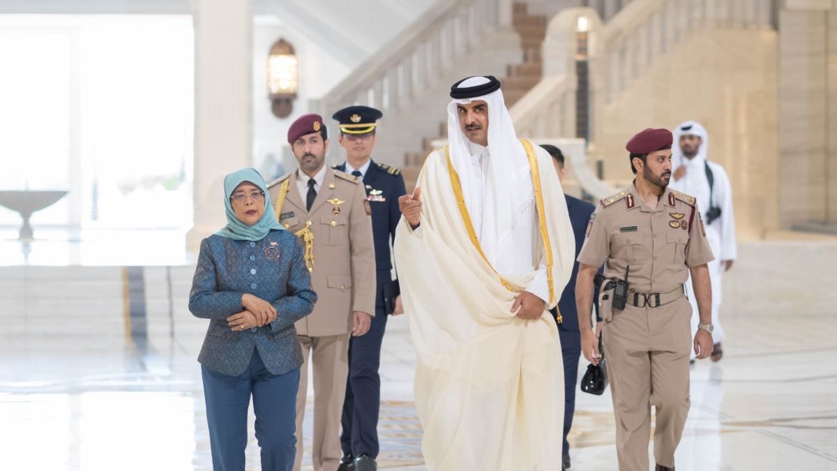 سمو الأمير يؤكد متانة العلاقات بين دولة قطر وسنغافورة