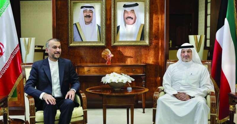 سالم الصباح مستقبلاً وزير الخارجية الإيراني