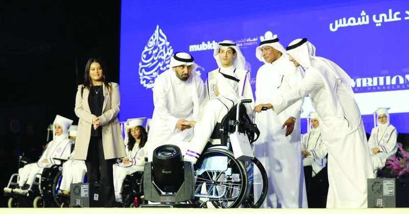 السليماني مكرّماً أحد الخريجين