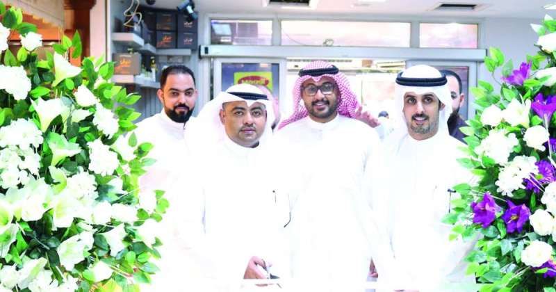 قص شريط افتتاح مهرجان بطاقة العائلة