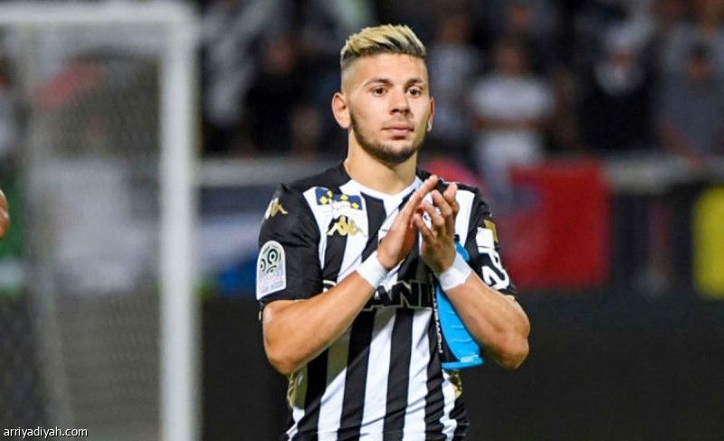 أنجيه يمدد عقد الملالي