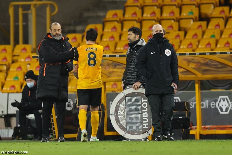 نيفيز.. راقبه البارشا والريال.. ثم ارتدى قميص الهلال