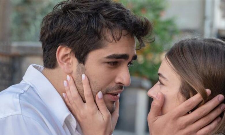 فيديو يرصد اللقطات الحميمة بطلا مسلسل “الطائر الرفراف” يتبادلان القبل على متن يخت