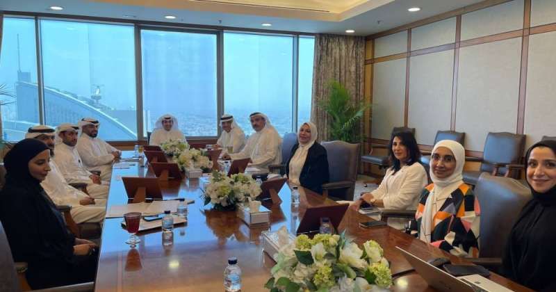 الوزير عبدالرحمن المطيري خلال زيارة الهيئة العامة لشؤون القصر