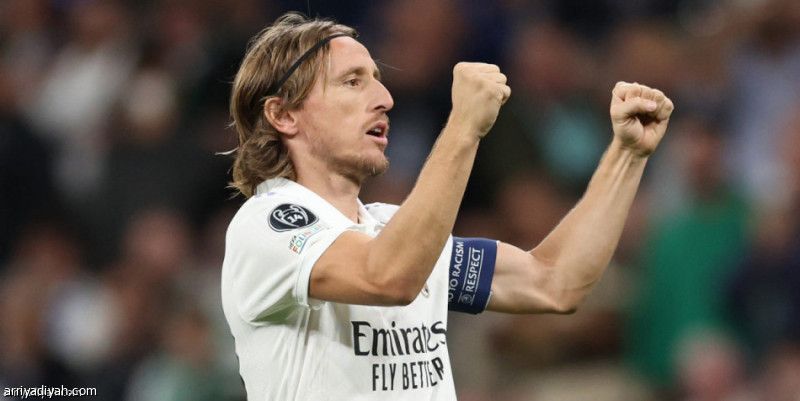 ريال مدريد يحتفظ بمودريتش موسما إضافيا