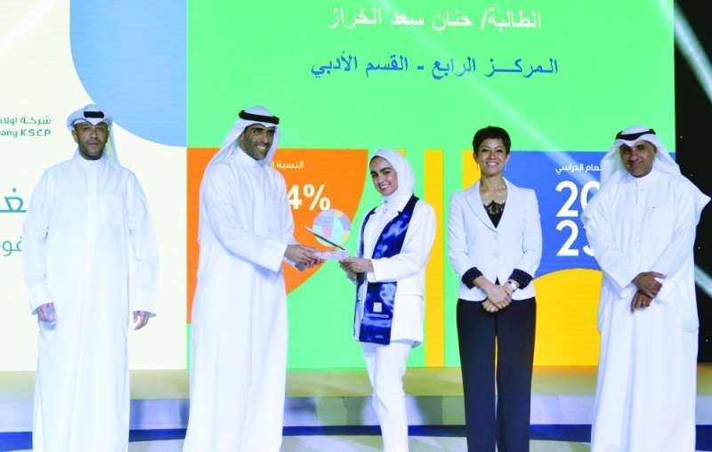 «أولاد علي الغانم للسيارات» كرّمت أوائل الثانوية