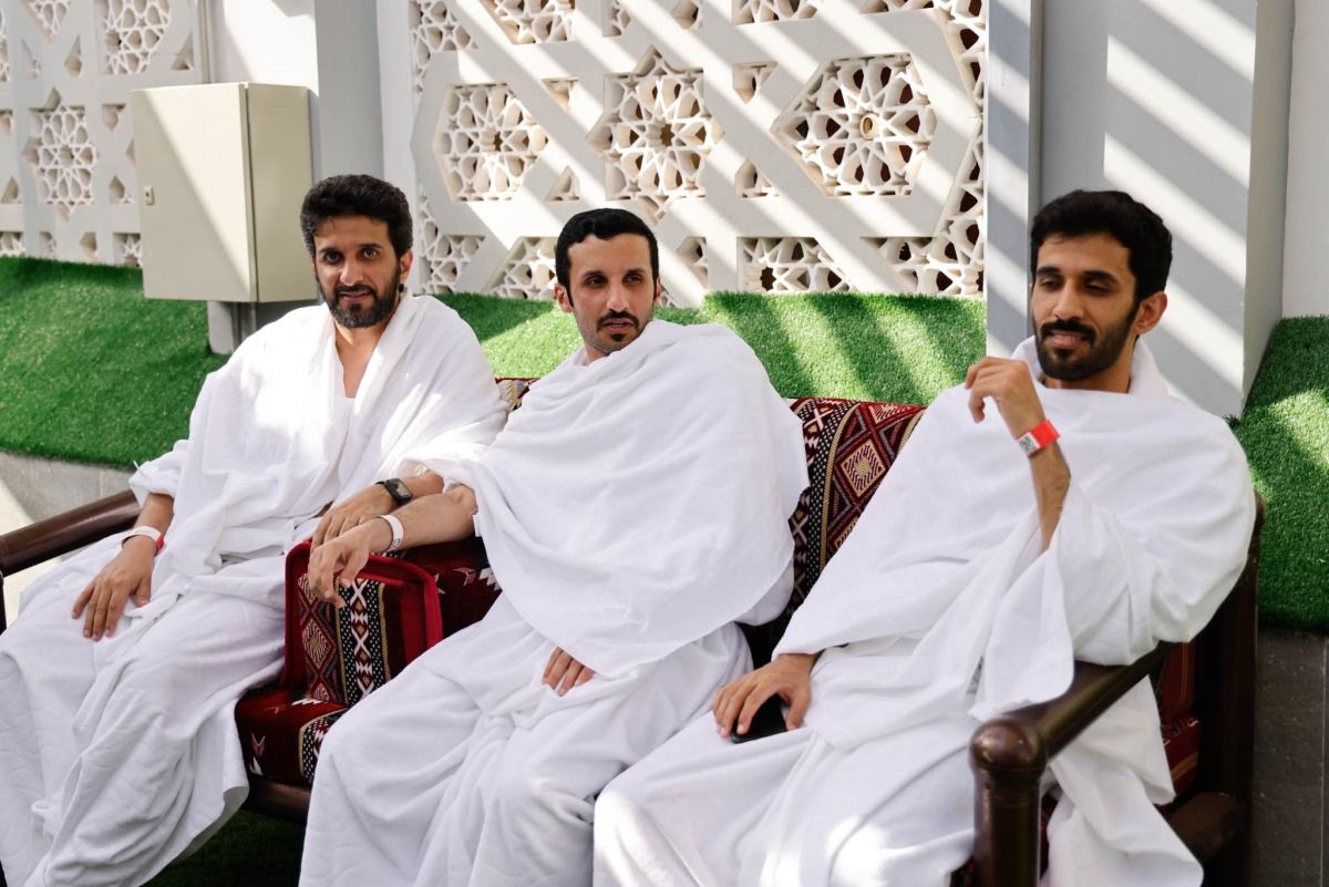 حجاجنا يقفون على صعيد عرفات الطاهر.. اليوم