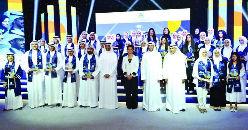 «أولاد علي الغانم للسيارات» كرّمت أوائل الثانوية