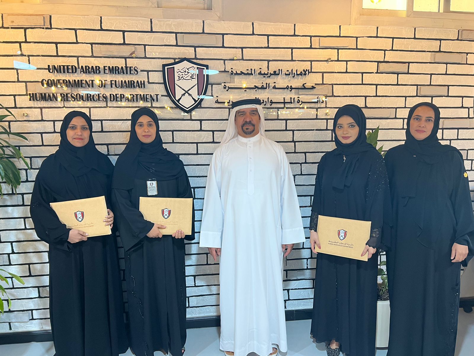 الموارد البشرية بحكومة الفجيرة تكرم 3 رائدات في التميز الوظيفي