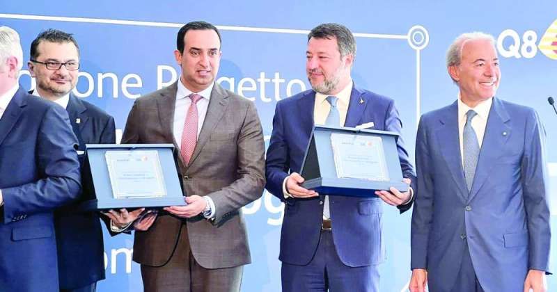 السفير القحطاني ووزير البنى التحتية الإيطالي خلال الاحتفال