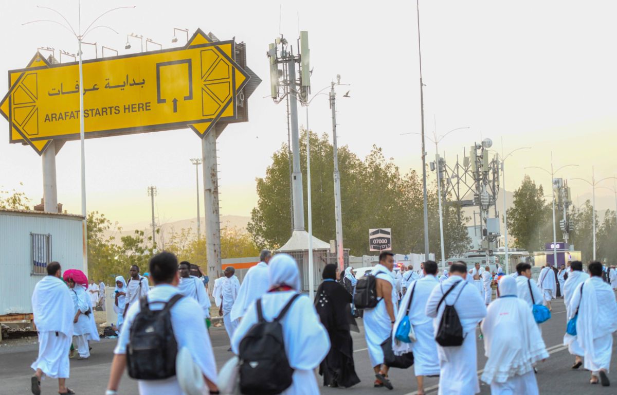 حجاج قطر يقفون على صعيد عرفات وينفرون إلى مزدلفة بعد غروب الشمس