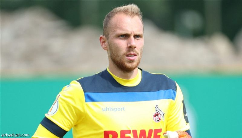 كولون يمدد عقد حارس مرماه إلى 2027