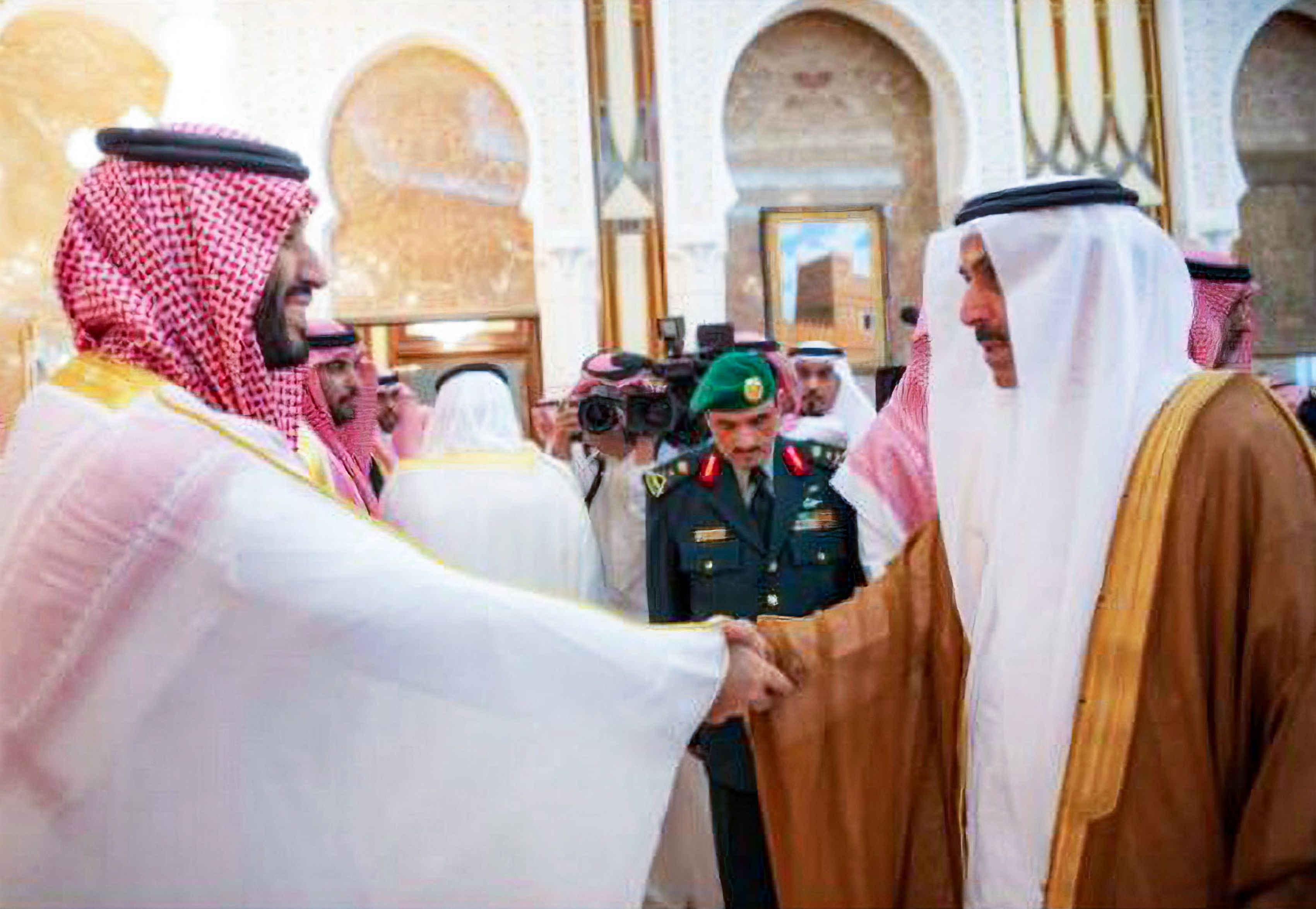 صقر غباش يلتقي ولي العهد السعودي بمنى