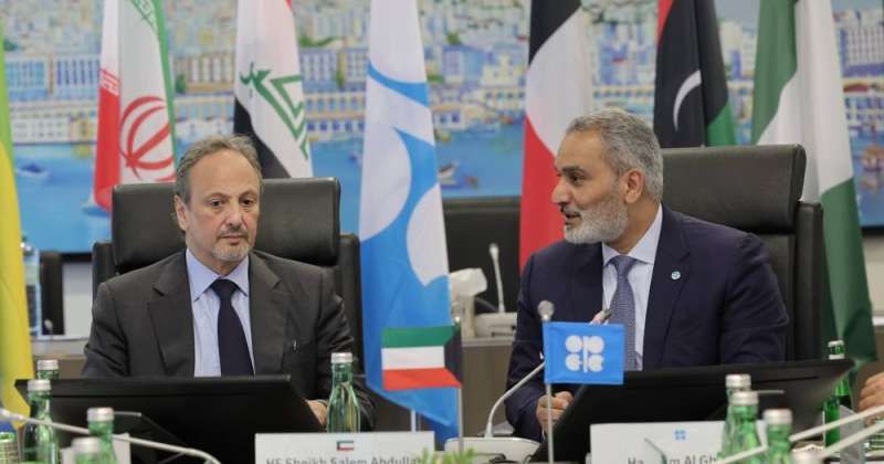 وزير الخارجية الشيخ سالم عبدالله الجابر الصباح يلتقي الأمين العام لـ(أوبك) هيثم الغيص