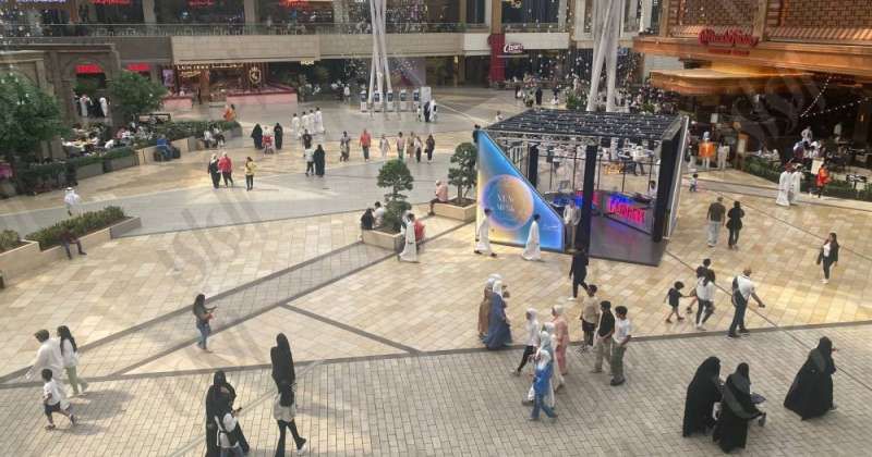 المجمعات والأسواق المغلقة الملاذ الوحيد للعائلات هرباً من حرارة الجو