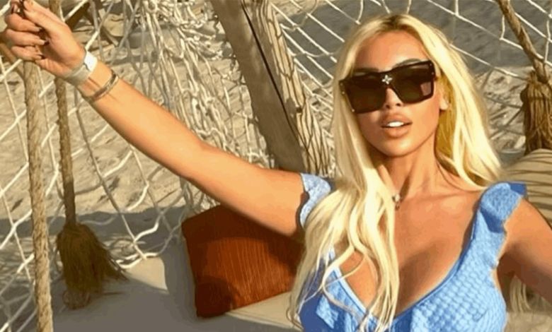 فنانة لبنانية تستمتع بوقتها بالمايوه على أحد شواطئ دبي