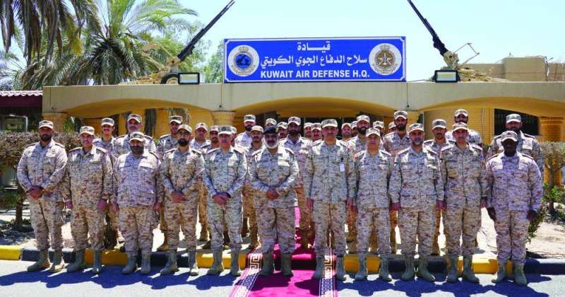 رئيس الأركان مُتوسطاً قادة سلاح الدفاع الجوي