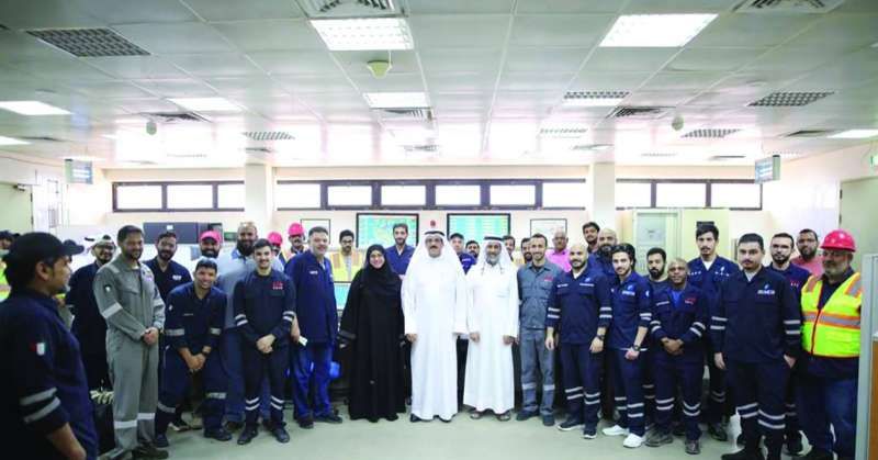 الاستاد والعسعوسي والعلي يتوسطون العاملين في محطة الصبية