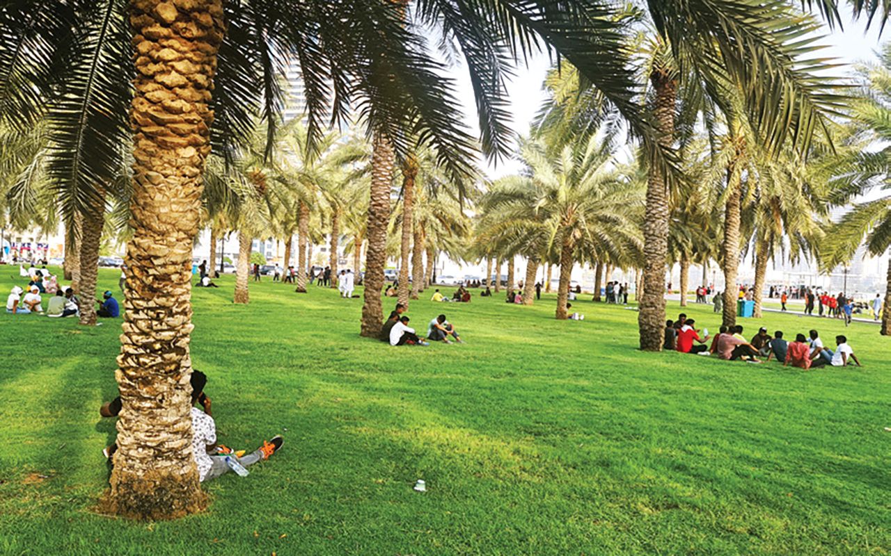 توافد الزوار على حدائق الشارقة في العيد