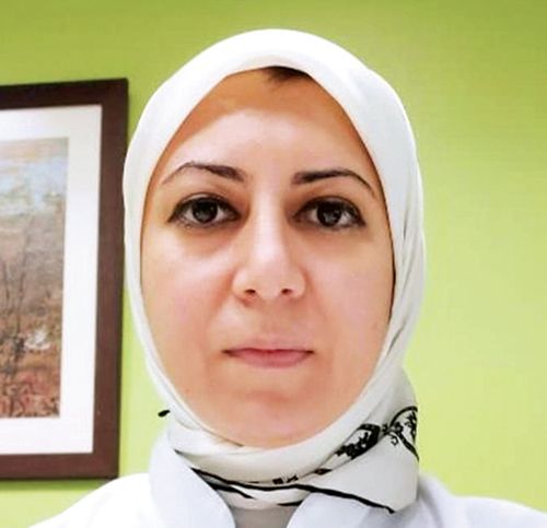 أطباء ومختصون يحذرون من الاستخدام العشوائي للحنّاء