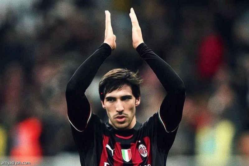 تونالي يرتدي قميص نيوكاسل 5 أعوام