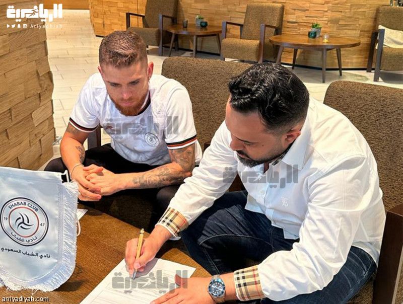 كويلار يقود وسط الشباب 3 أعوام