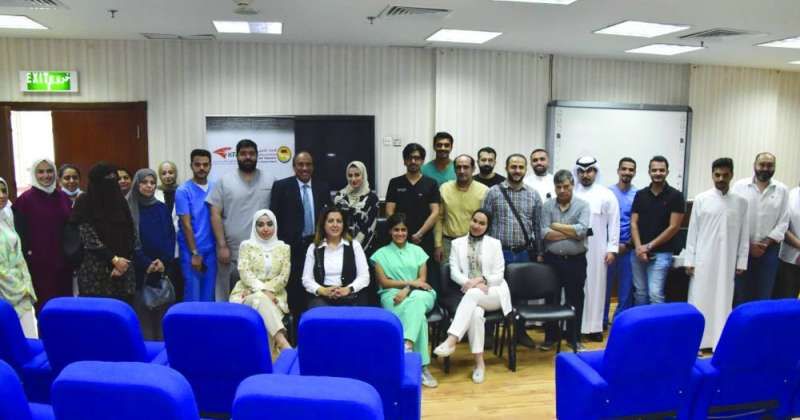 الصالح متوسطاً المشاركين في الورشة العلمية