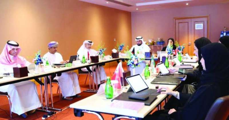 غانم السليماني وعدد من المشاركين في الاجتماع