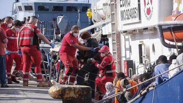 إنقاذ مهاجرين في إيطاليا ومالطا بينهم أطفال ونساء حوامل