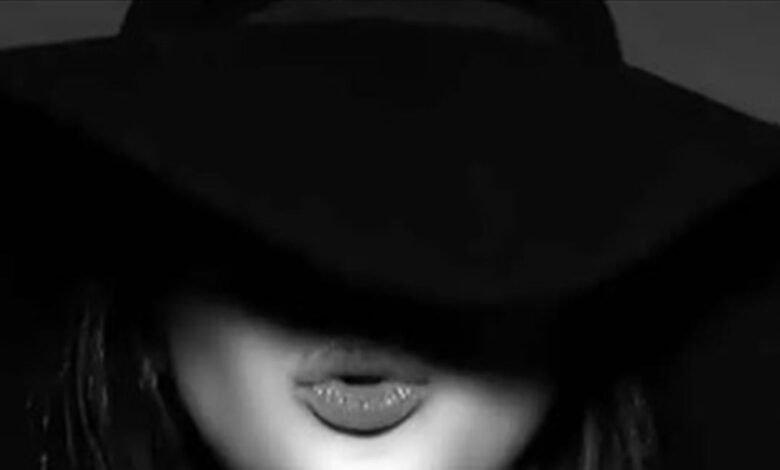 ممثلة لبنانية شهيرة: هذا موقف خطيبي بعدما تحولت لرجل