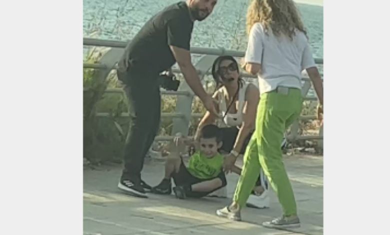 3 عراك بالأيدي وتضارب بين الممثلة ماغي بو غصن وسيدة تُعنِّف وتضرب ابنها في الشارع!