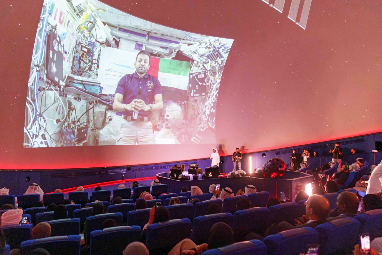 سلطان بن أحمد :فخورون بوجود سلطان النيادي على المحطة الدولية