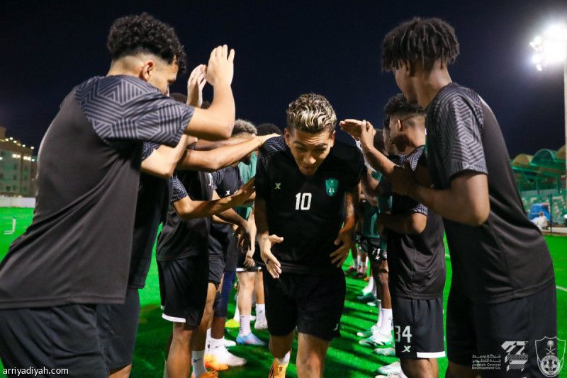 فيرمينو وعطيف ينطلقان مع الأهلي