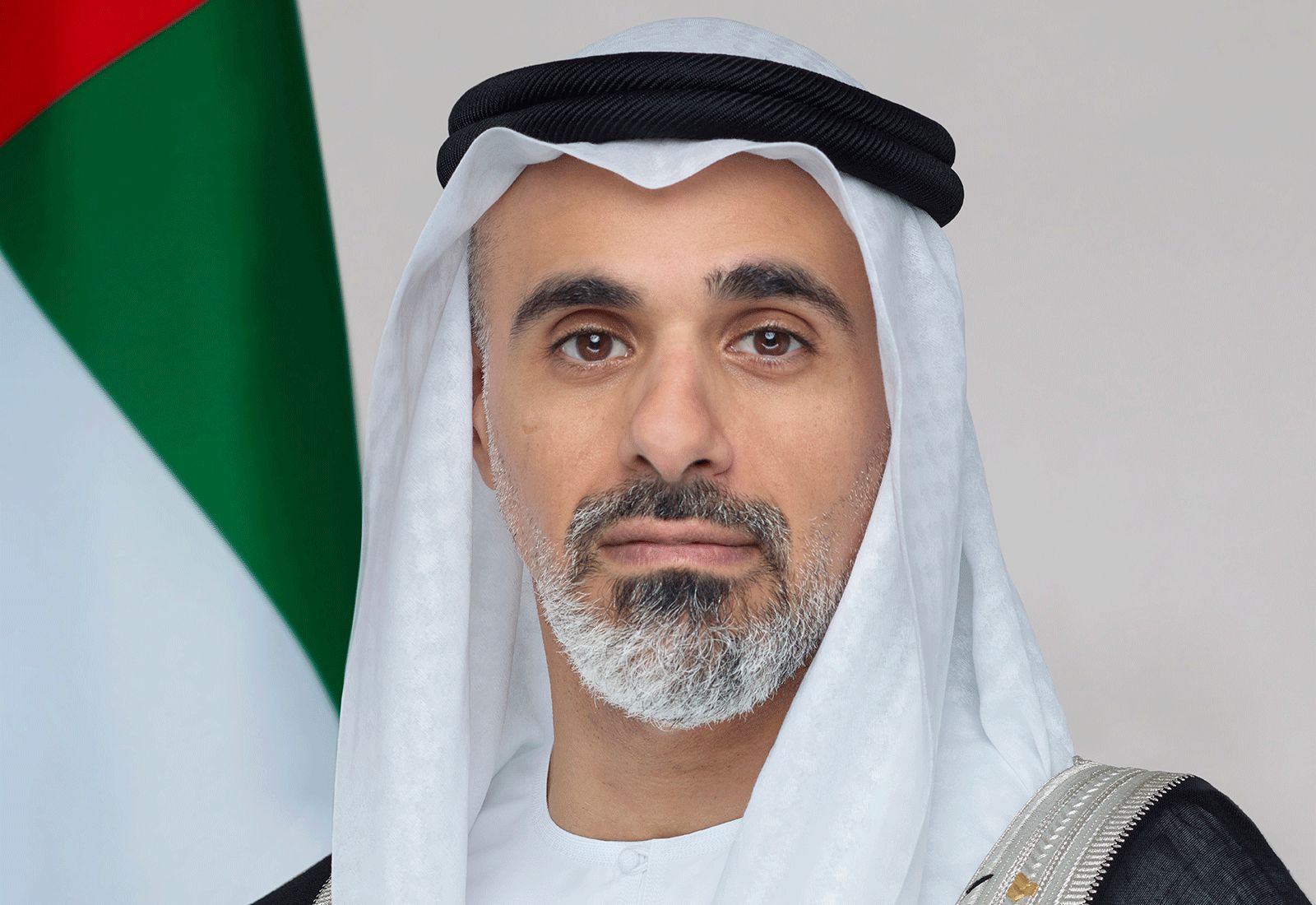 خالد بن محمد بن زايد يقدّم واجب العزاء في وفاة والدة العميد الركن عبدالله محمد سعيد الظاهري