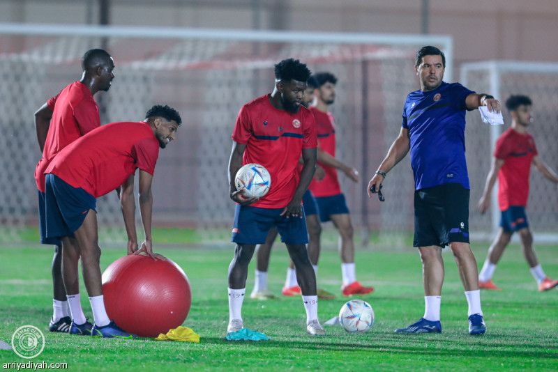 كونترا يكثف اللياقة