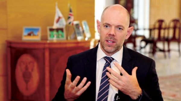 السفير البريطاني: الحوثيون يتدخلون في عمليات الإغاثة ويمنعون وصولها للمحتاجين