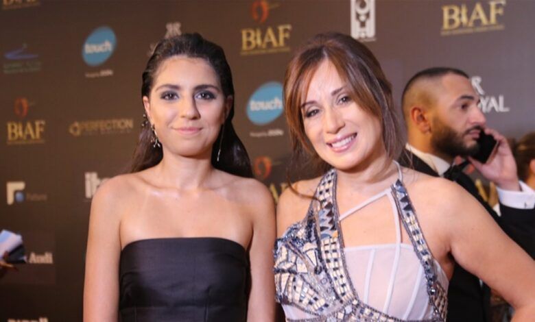 ظهرتا بالمايوه أمام حوض السباحة… هكذا تستمتع كارين رزق الله وابنتها بفصل الصيف (صور)