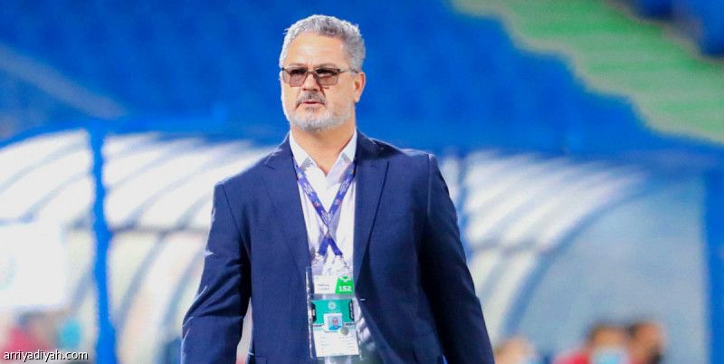 ميكالي يعد باللقب