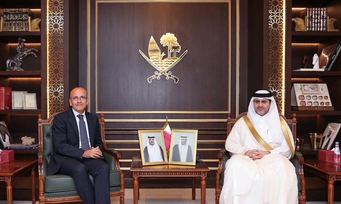 محافظ مصرف قطر المركزي يجتمع مع وزير الخزانة التركي